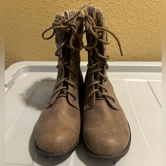 Shoedazzle Brown Kirsten Combat Bootie Size 7 Winter Fall Cozy Girl - Picture 2 of 13